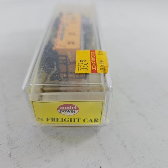 N Scale Model Power 3103 Chessie System Caboose Freight Car - Picture 4 of 8